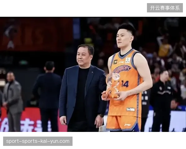 李弘权与张镇麟组成的锋线防守组合，为上海队提供了强大的篮板保护和外线压迫力
